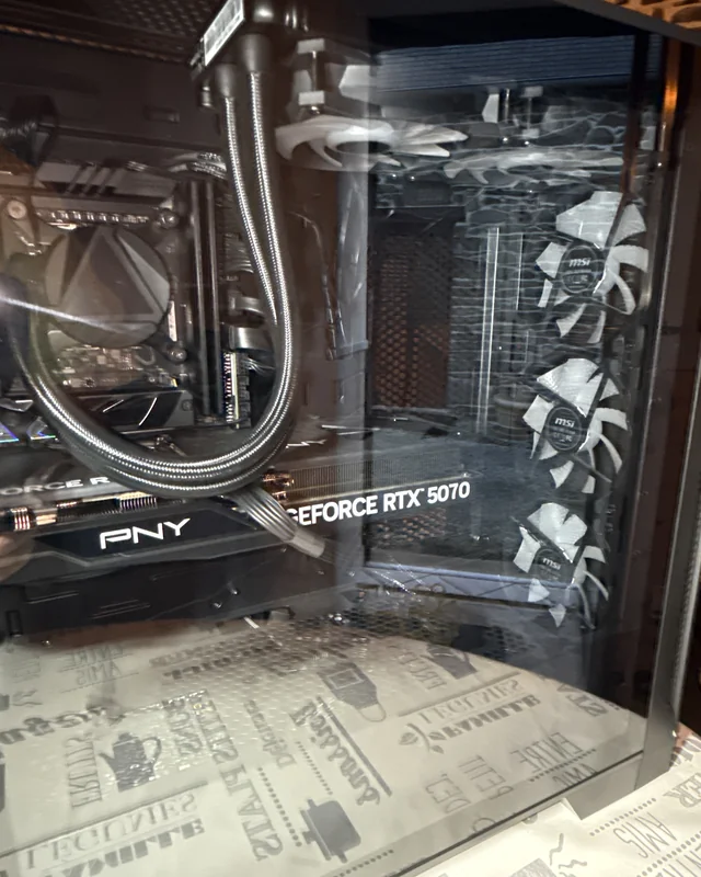 Nettoyage extérieur d'un PC de jeu équipé d'une RTX 5070