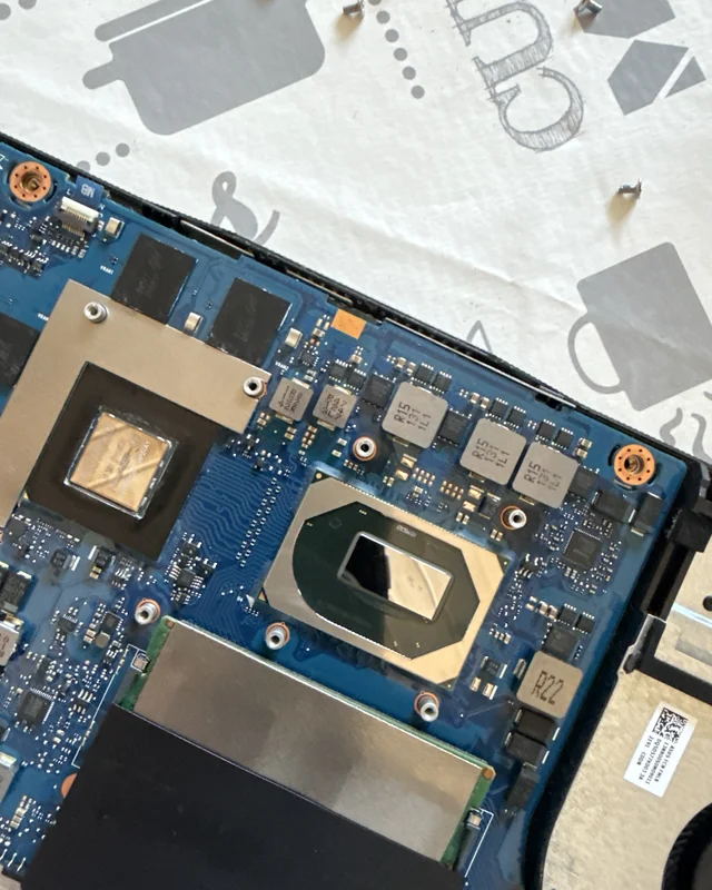 Nettoyage du CPU et GPU d'un PC portable avant application de la nouvelle pâte thermique