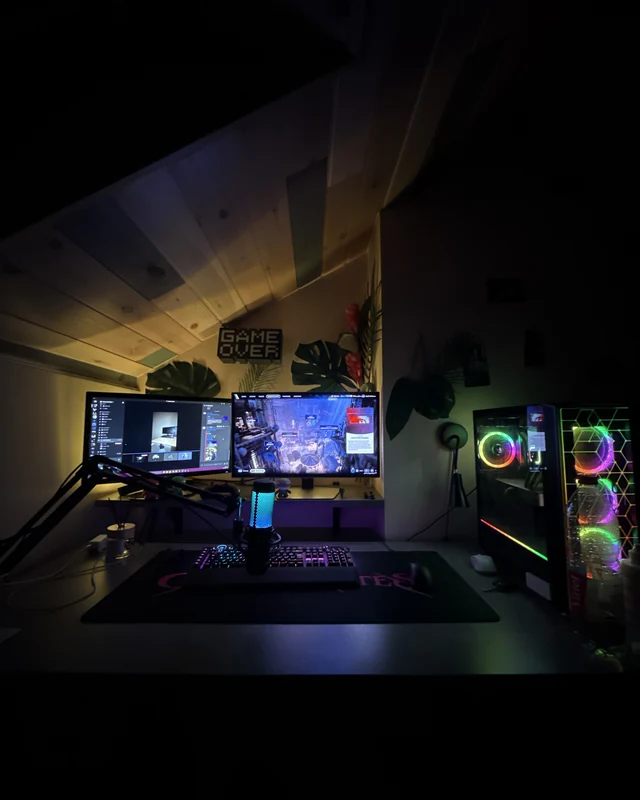 Setup gaming complet créé sur mesure : dual monitor, PC RGB, streaming et éclairage d'ambiance